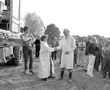 880757 Afbeelding van het officiële begin van de aanleg van het Griftpark op het voormalige Vaaltterrein aan de ...